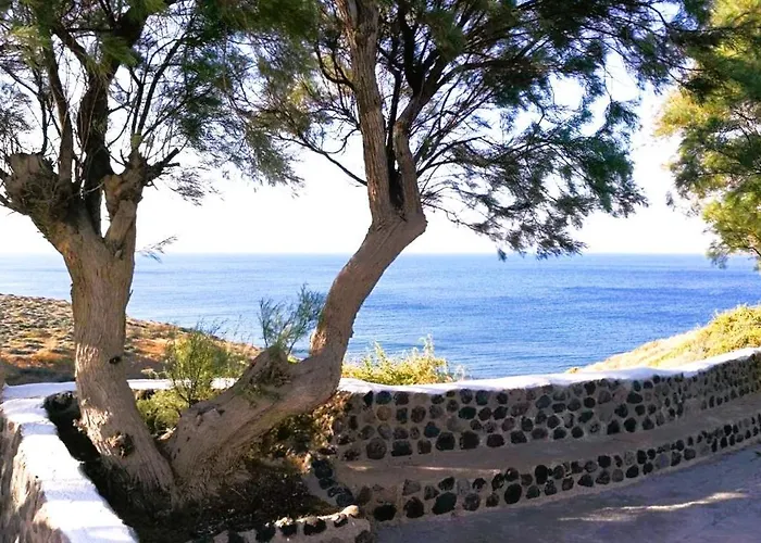Hilltop Serenity * Imerovigli (Santorini)
